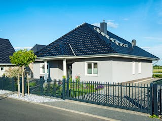Massivhaus Winkelbungalow Ahlbeck von ROTH MASSIVHAUS Schlüsselfertig ab 332000€, Bungalow Außenansicht 2