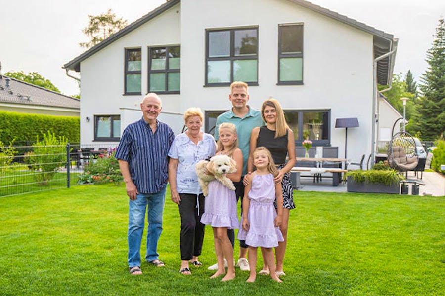 Bei diesem Doppelhaus wurde das gemeinsame Leben mehrerer Generationen von Anfang an in der Planung berücksichtigt. Die individuell entwickelten Grundrisse schaffen Möglichkeiten für Begegnung und Unterstützung im Alltag, ohne auf private Bereiche verzichten zu müssen.
Jede Generation verfügt über eine eigene Wohnsituation, während die räumliche Nähe das familiäre Zusammenleben erleichtert.