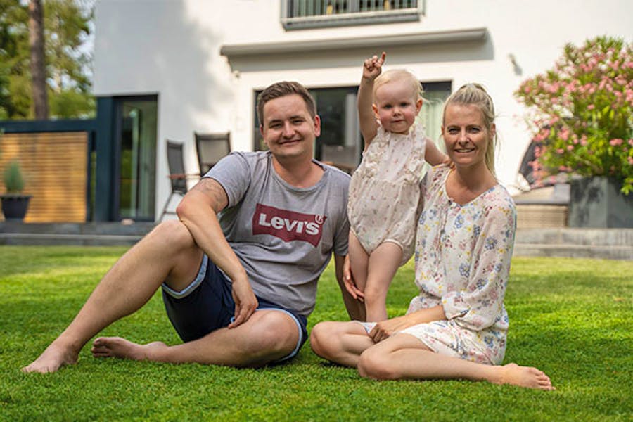 Die Bewohner dieser Stadtvilla schätzen besonders den offenen Wohn-, Ess- und Kochbereich. Von dort öffnet sich der Blick in den Garten, wodurch der zentrale Familienbereich hell, großzügig und eng mit dem Außenraum verbunden wirkt.

Zusätzlichen Komfort bieten die Raffstores, die integrierten Smart-Home-Funktionen und die Photovoltaikanlage. Auch die Möglichkeit, das Haus während warmer Sommertage zu kühlen, wird von den Bewohnern positiv hervorgehoben.