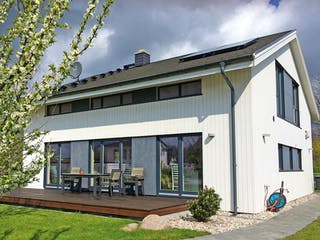 Fertighaus Geirangerfjord von AKOST Holzhäuser, Satteldach-Klassiker Außenansicht 1