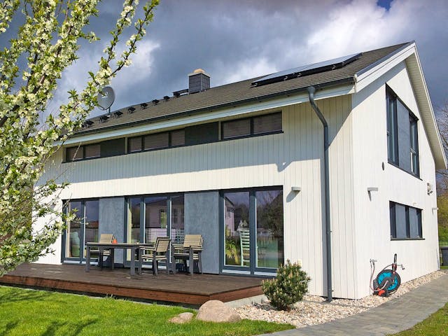 Fertighaus Geirangerfjord von AKOST Holzhäuser, Satteldach-Klassiker Außenansicht 1 Fertighaus Geirangerfjord von AKOST Holzhäuser, Satteldach-Klassiker Außenansicht 1