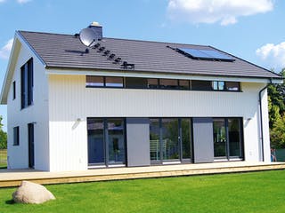 Fertighaus Geirangerfjord von AKOST Holzhäuser, Satteldach-Klassiker Außenansicht 3