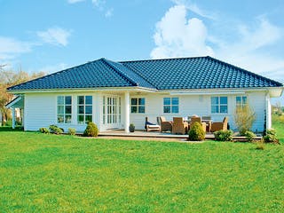 Fertighaus Magnus von AKOST Holzhäuser, Bungalow Außenansicht 2