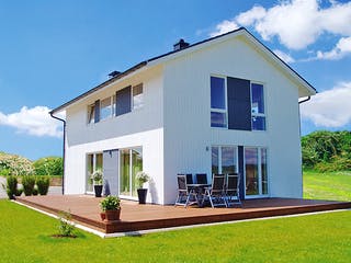 Fertighaus Sognefjord von AKOST Holzhäuser, Satteldach-Klassiker Außenansicht 1