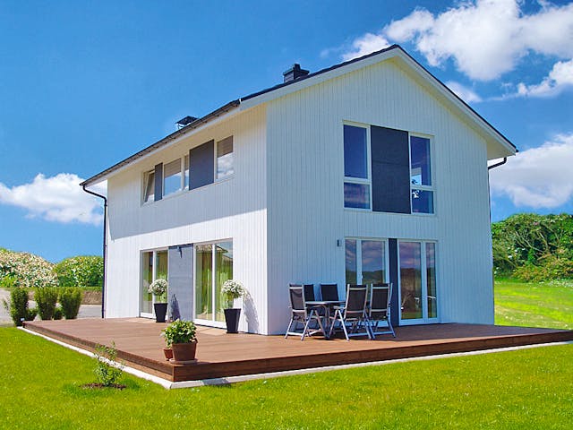 Fertighaus Sognefjord von AKOST Holzhäuser, Satteldach-Klassiker Außenansicht 1 Fertighaus Sognefjord von AKOST Holzhäuser, Satteldach-Klassiker Außenansicht 1