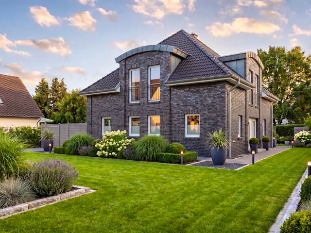 Massivhaus Stadtvilla 131 von AMR-Wohnbau Schlüsselfertig ab 335000€, Stadtvilla Außenansicht 1