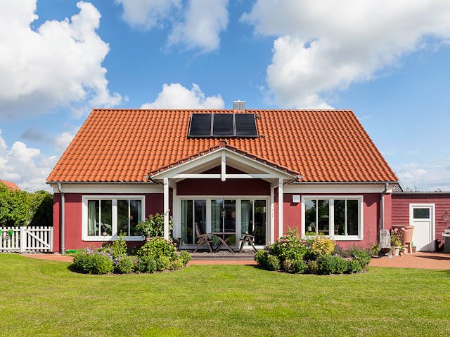 Fertighaus Scharmbeck von Bardowicks.Haus und Holzbau Schlüsselfertig ab 480000€, Satteldach-Klassiker Außenansicht 1 Fertighaus Scharmbeck von Bardowicks.Haus und Holzbau Schlüsselfertig ab 480000€, Satteldach-Klassiker Außenansicht 1