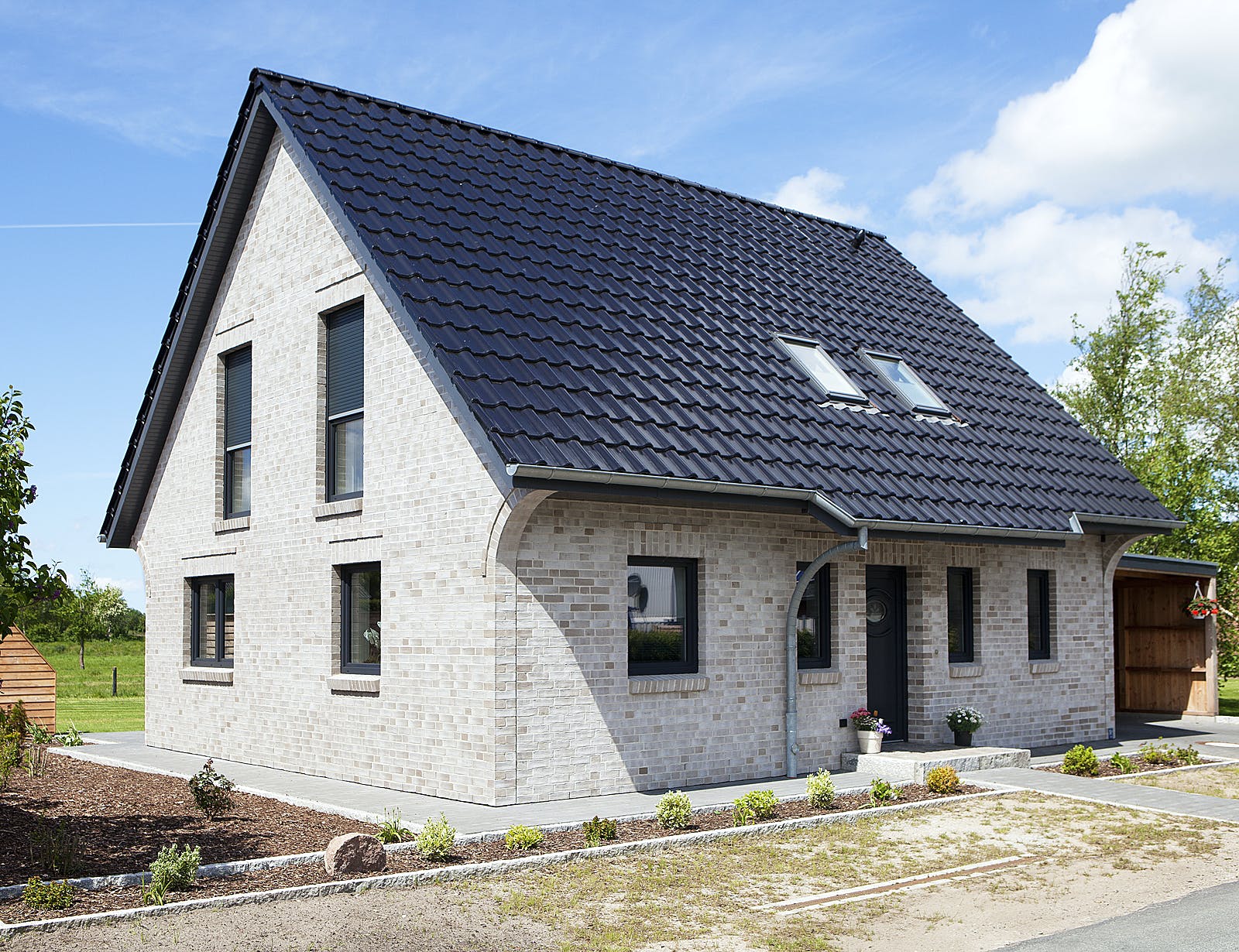 Massivhaus EFH 1.5 - 120 von Dan Concept Massivhaus, Satteldach-Klassiker Außenansicht 1