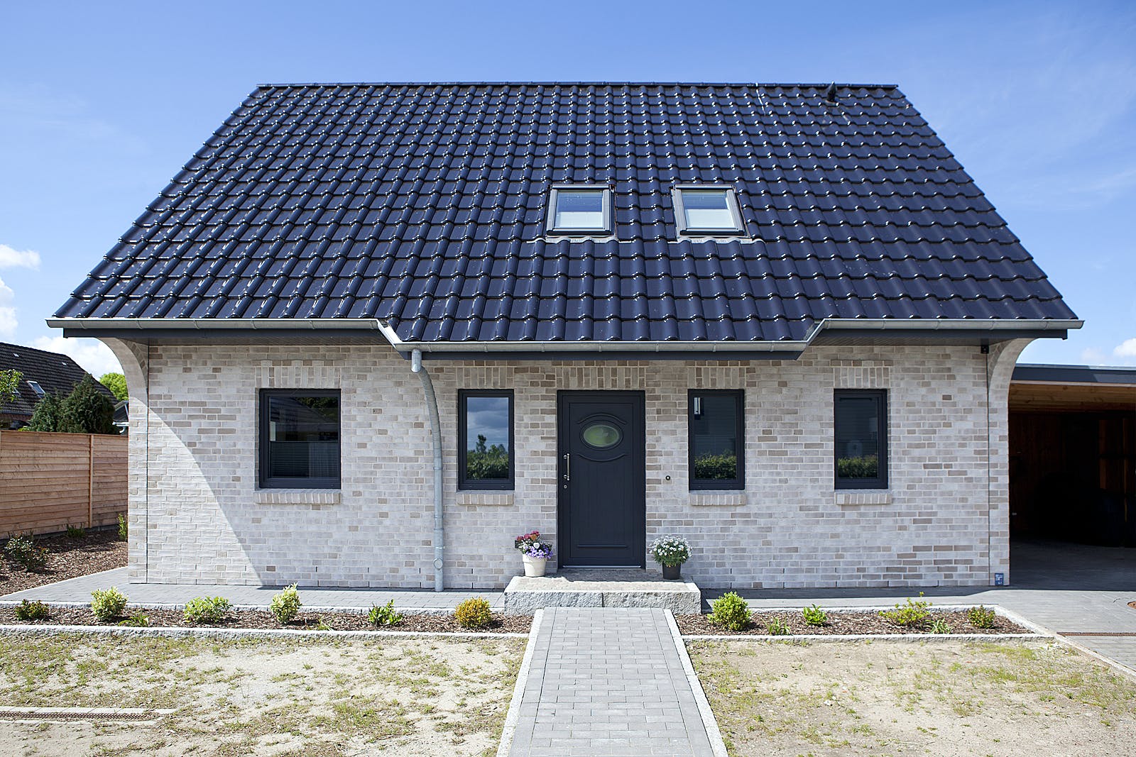 Massivhaus EFH 1.5 - 120 von Dan Concept Massivhaus, Satteldach-Klassiker Außenansicht 2