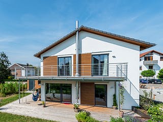 Blockhaus D146 Köstler von Frammelsberger R. Ingenieur-Holzbau, Satteldach-Klassiker Außenansicht 2