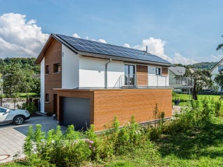 Blockhaus D146 Köstler von Frammelsberger R. Ingenieur-Holzbau, Satteldach-Klassiker Außenansicht 3