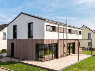 Blockhaus D183 MH Mülheim-Kärlich von Frammelsberger R. Ingenieur-Holzbau, Satteldach-Klassiker Außenansicht 2