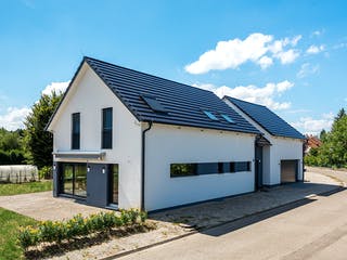 Blockhaus D282 Kocher von Frammelsberger R. Ingenieur-Holzbau, Satteldach-Klassiker Außenansicht 2