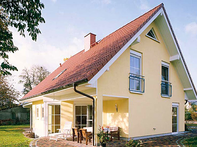 Hellgelbes Haus mit spitzem Satteldach von Dümer Haus