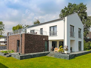 Massivhaus Bauhaus-Modern Classic 140 von ECO System HAUS, Satteldach-Klassiker Außenansicht 1