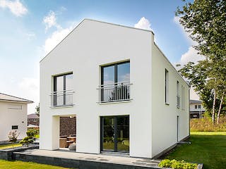 Massivhaus Bauhaus-Modern Classic 140 von ECO System HAUS, Satteldach-Klassiker Außenansicht 2