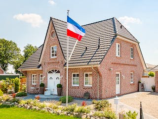 Massivhaus Friesenhaus 160 von ECO System HAUS, Satteldach-Klassiker Außenansicht 1