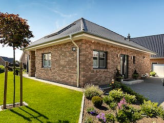 Massivhaus Winkelbungalow 135 von ECO System HAUS Schlüsselfertig ab 305000€, Bungalow Außenansicht 2