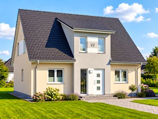 Massivhaus Hohe Düne von TIMOWA Massivhäuser, Satteldach-Klassiker Außenansicht 1
