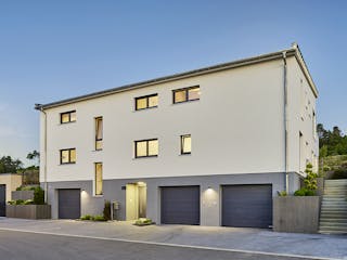 Fertighaus Dreifamilienhaus Chmel von Fertighaus WEISS - Mehrfamilienhäuser, Pultdachhaus Außenansicht 2