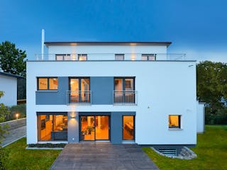 Fertighaus Dreifamilienhaus Molt von Fertighaus WEISS - Mehrfamilienhäuser Schlüsselfertig ab 921882€, Außenansicht 1
