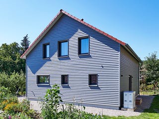 Fertighaus Haus Garten von Fertighaus WEISS Schlüsselfertig ab 377762€, Satteldach-Klassiker Außenansicht 2