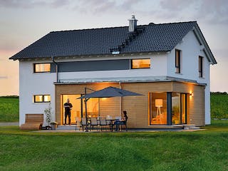 Fertighaus Haus Grauer von WEISS Holzhaus Schlüsselfertig ab 461203€, Satteldach-Klassiker Außenansicht 1