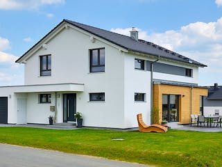 Fertighaus Haus Grauer von WEISS Holzhaus Schlüsselfertig ab 461203€, Satteldach-Klassiker Außenansicht 2