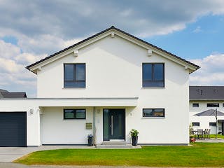 Fertighaus Haus Grauer von WEISS Holzhaus Schlüsselfertig ab 461203€, Satteldach-Klassiker Außenansicht 3