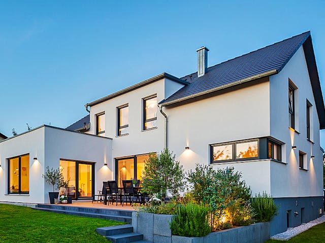 Fertighaus Haus John von Fertighaus WEISS Schlüsselfertig ab 593499€, Satteldach-Klassiker Außenansicht 1