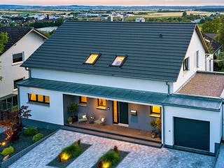 Fertighaus Haus John von Fertighaus WEISS Schlüsselfertig ab 580723€, Satteldach-Klassiker Außenansicht 2