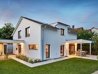 Fertighaus Haus Lenzen von Fertighaus WEISS Schlüsselfertig ab 426833€, Satteldach-Klassiker Außenansicht 1