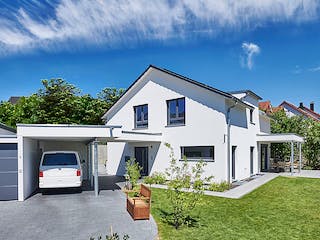 Fertighaus Haus Lenzen von Fertighaus WEISS Schlüsselfertig ab 426833€, Satteldach-Klassiker Außenansicht 2