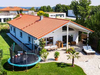 Fertighaus Haus Seiler von WEISS Holzhaus Schlüsselfertig ab 428875€, Bungalow Außenansicht 1
