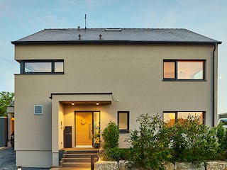 Fertighaus Haus Seyfried von WEISS Holzhaus Schlüsselfertig ab 445266€, Satteldach-Klassiker Außenansicht 1