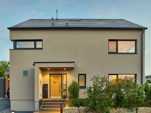 Fertighaus Haus Seyfried von Fertighaus WEISS Schlüsselfertig ab 455062€, Satteldach-Klassiker Außenansicht 1