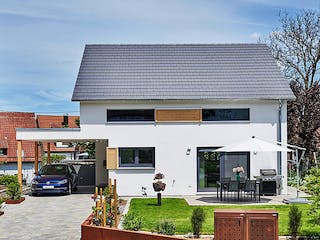 Fertighaus Haus Veith von WEISS Holzhaus Schlüsselfertig ab 371953€, Satteldach-Klassiker Außenansicht 2