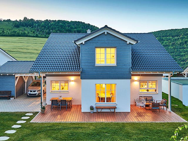 Fertighaus Haus Zaiser von Fertighaus WEISS Schlüsselfertig ab 419414€, Satteldach-Klassiker Außenansicht 1