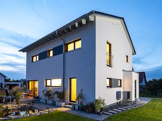 Fertighaus Modern 152 von FischerHaus Schlüsselfertig ab 637770€, Satteldach-Klassiker Außenansicht 2