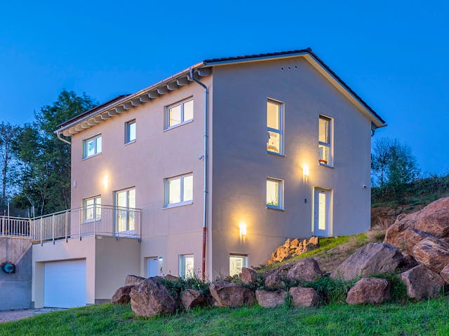 Fertighaus Modern 238 von FischerHaus Schlüsselfertig ab 548559€, Satteldach-Klassiker Außenansicht 1
