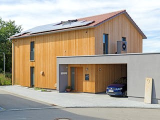 Fertighaus F150 - Kega von Fluck Holzbau Schlüsselfertig ab 400000€, Satteldach-Klassiker Außenansicht 2