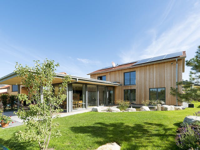 Fertighaus F150 - Kega von Fluck Holzbau Schlüsselfertig ab 400000€, Satteldach-Klassiker Außenansicht 3