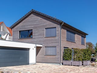 Fertighaus F172 - Gruber von Fluck Holzbau Schlüsselfertig ab 420000€, Satteldach-Klassiker Außenansicht 1
