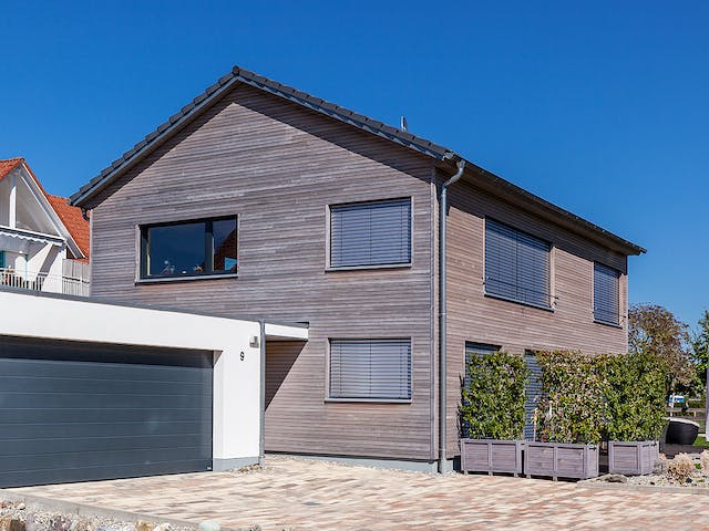 Fertighaus F172 - Gruber von Fluck Holzbau Schlüsselfertig ab 420000€, Satteldach-Klassiker Außenansicht 1