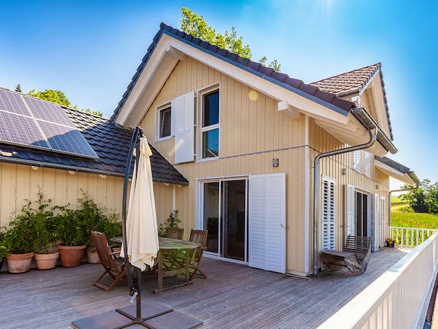 Fertighaus F220 - Pfeiffer von Fluck Holzbau Schlüsselfertig ab 550000€, Satteldach-Klassiker Außenansicht 1 Fertighaus F220 - Pfeiffer von Fluck Holzbau Schlüsselfertig ab 550000€, Satteldach-Klassiker Außenansicht 1