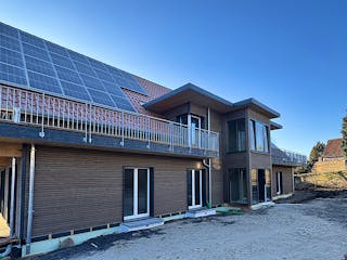 Fertighaus Mehrfamilienhaus mit sieben Wohneinheiten von Frammelsberger Holzbau - Mehrfamilienhäuser, Außenansicht 1