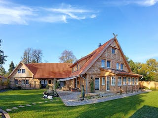 Fertighaus Alte Schmiede von Fuhrberger Zimmerei Betriebsges. mbH, Fachwerk Außenansicht 1