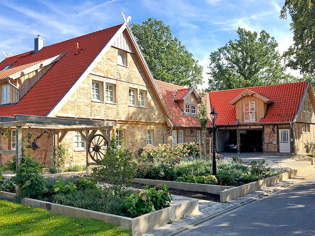 Fertighaus Alte Schmiede von Fuhrberger Zimmerei Betriebsges. mbH, Satteldach-Klassiker Außenansicht 2