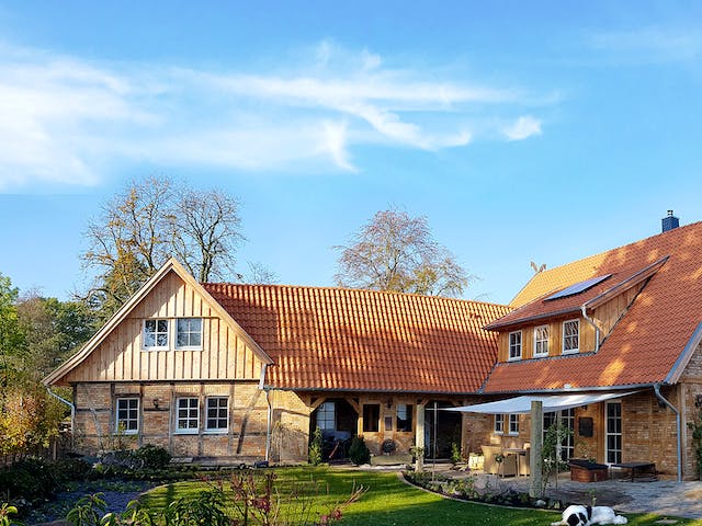 Fertighaus Alte Schmiede von Fuhrberger Zimmerei Betriebsges. mbH, Satteldach-Klassiker Außenansicht 4