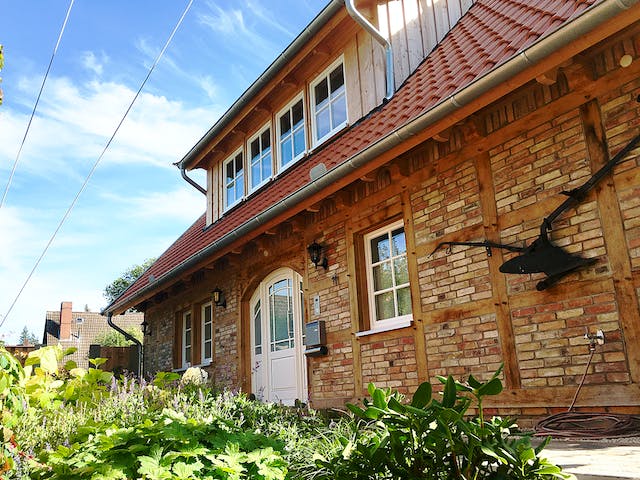 Fertighaus Alte Schmiede von Fuhrberger Zimmerei Betriebsges. mbH, Satteldach-Klassiker Außenansicht 5